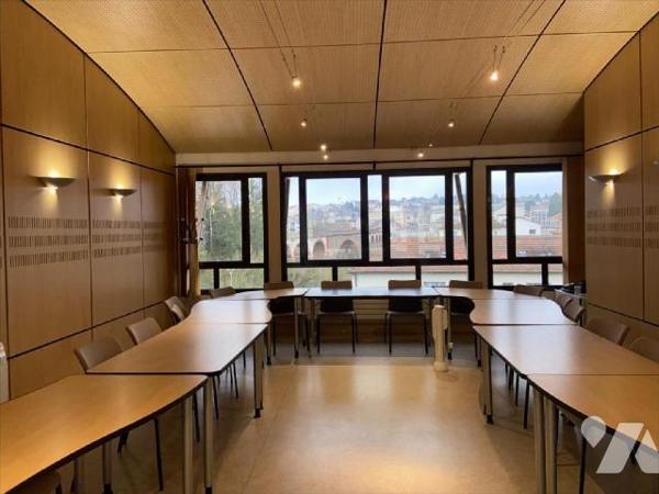 AURILLAC, à vendre, un ensemble immobilier composé de deux bâtiments attenants et communicants,...