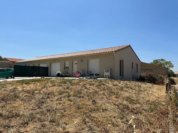 Villa T4 de plain-pied récente avec jardin clos, garage et climatisation réversible à louer