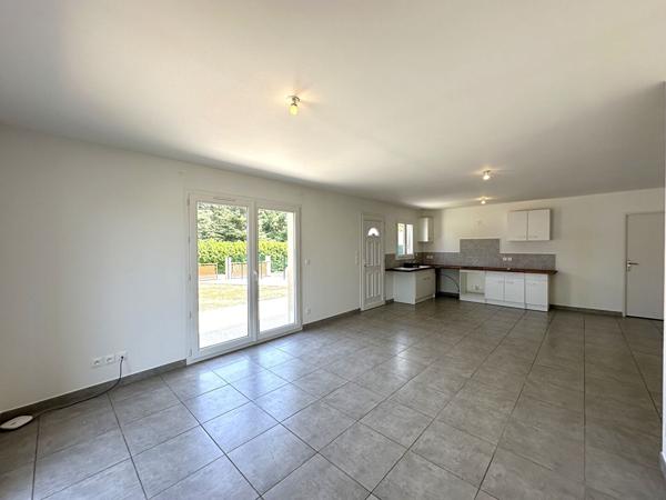 Villa T4 de plain-pied récente avec jardin clos, garage et climatisation réversible à louer