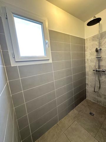 Villa T4 de plain-pied récente avec jardin clos, garage et climatisation réversible à louer