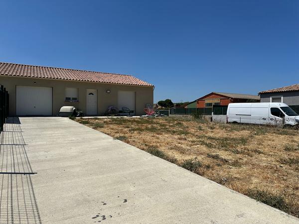 Villa T4 de plain-pied récente avec jardin clos, garage et climatisation réversible à louer