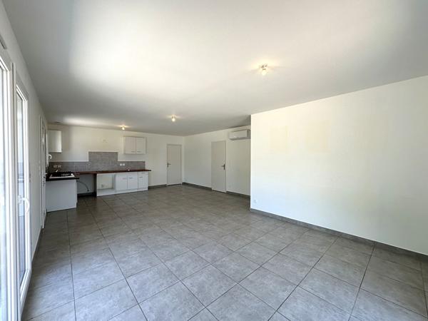 Villa T4 de plain-pied récente avec jardin clos, garage et climatisation réversible à louer