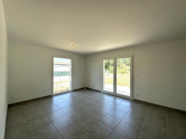 Villa T4 de plain-pied récente avec jardin clos, garage et climatisation réversible à louer