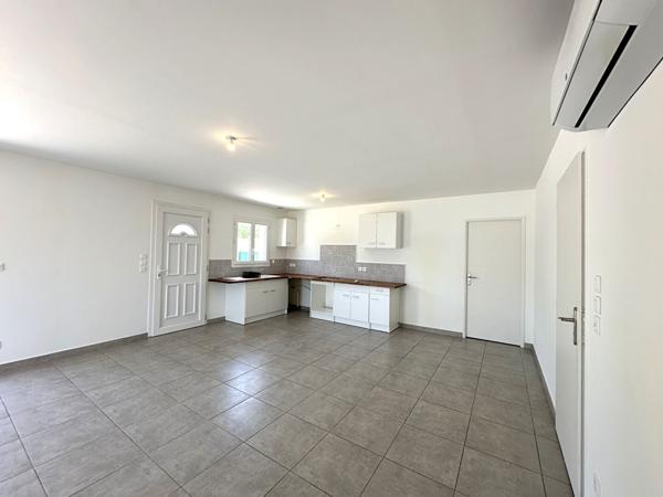 Villa T4 de plain-pied récente avec jardin clos, garage et climatisation réversible à louer