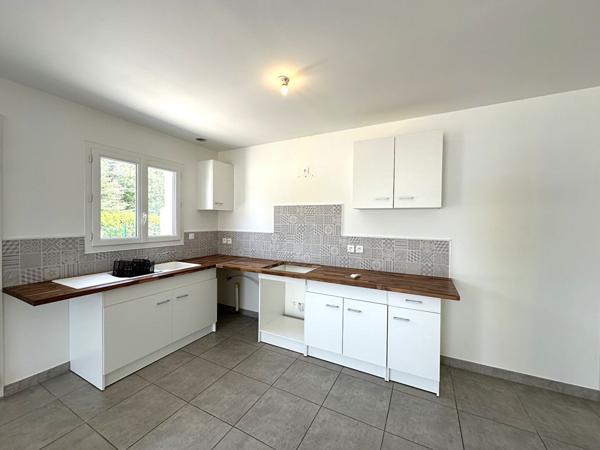 Villa T4 de plain-pied récente avec jardin clos, garage et climatisation réversible à louer