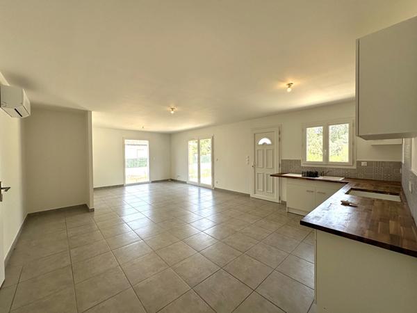 Villa T4 de plain-pied récente avec jardin clos, garage et climatisation réversible à louer