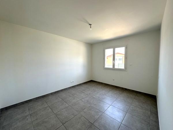 Villa T4 de plain-pied récente avec jardin clos, garage et climatisation réversible à louer