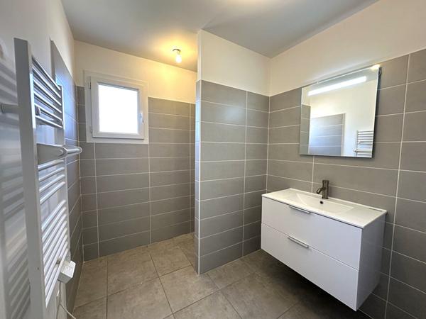 Villa T4 de plain-pied récente avec jardin clos, garage et climatisation réversible à louer