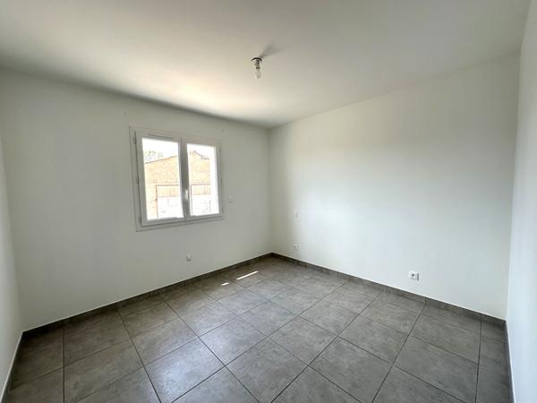 Villa T4 de plain-pied récente avec jardin clos, garage et climatisation réversible à louer