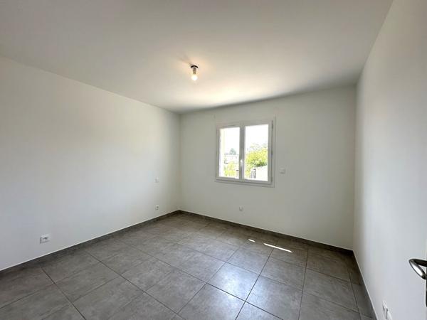 Villa T4 de plain-pied récente avec jardin clos, garage et climatisation réversible à louer