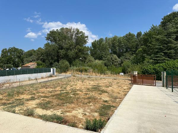 Villa T4 de plain-pied récente avec jardin clos, garage et climatisation réversible à louer