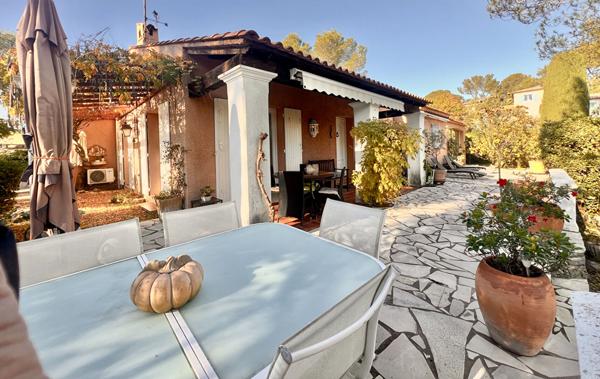 Villa de plain pied 3 pièces principales et un studio indépendant de 30 m² sur un terrain de 1700 m²