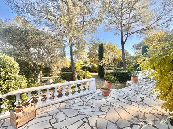 Villa de plain pied 3 pièces principales et un studio indépendant de 30 m² sur un terrain de 1700 m²