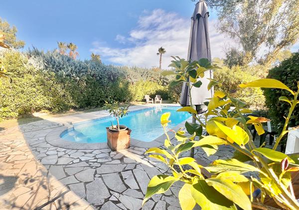 Villa de plain pied 3 pièces principales et un studio indépendant de 30 m² sur un terrain de 1700 m²