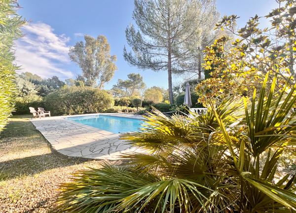 Villa de plain pied 3 pièces principales et un studio indépendant de 30 m² sur un terrain de 1700 m²