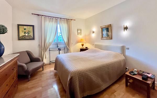 Villa de plain pied 3 pièces principales et un studio indépendant de 30 m² sur un terrain de 1700 m²