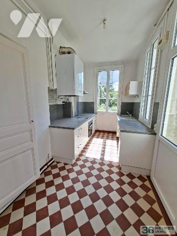 IDEALEMENT SITUEE - RUE PIERRE BELON
Mancelle comprenant entrée, salon avec cheminée, salle à ...