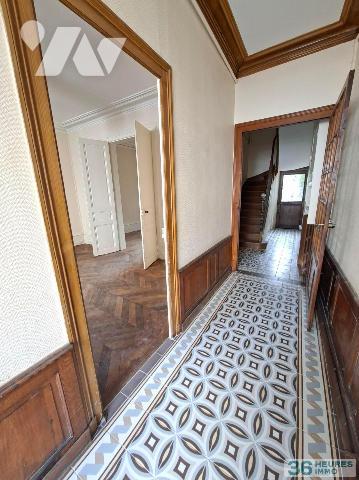 IDEALEMENT SITUEE - RUE PIERRE BELON
Mancelle comprenant entrée, salon avec cheminée, salle à ...
