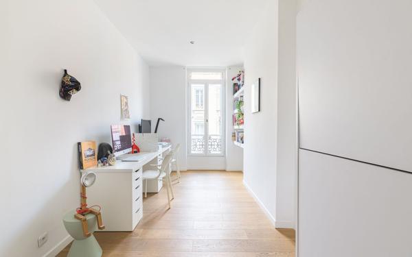 Appartement à vendre    3 pièces • 80 m2 Marseille 2