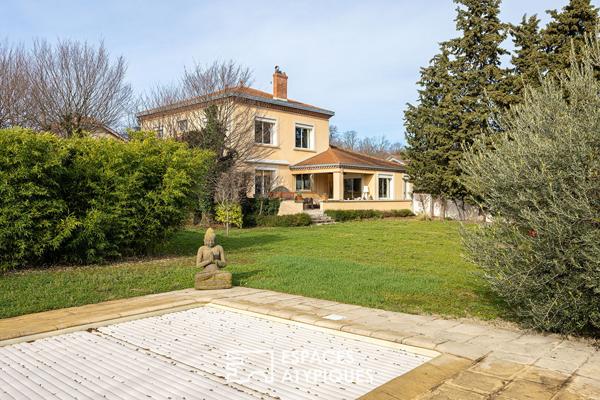 Ancienne bastide rénovée avec piscine et vue
