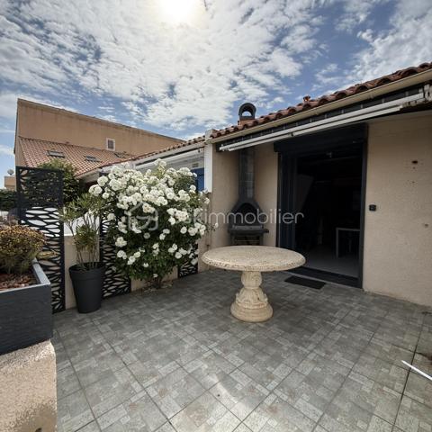 MAISON DE PLAGE – RÉSIDENCE LA GRANDE BLEUE À PORT-LEUCATE

Coup de cœur à deux pas de la mer Méditerranée !

Au sein de la résidence très recherchée La Grande Bleue, découvrez cette charmante maison de 28 m² (loi Carrez), idéale pour profiter pleinement du littoral dans un cadre privilégié.

Au rez-de-chaussée, vous trouverez une agréable pièce de vie avec cuisine équipée, espace salle à manger et coin salon, ainsi qu’une salle d’eau fonctionnelle avec douche, lavabo et toilettes

À l’étage, une mezzanine optimise l’espace nuit et offre un coin cosy avec placard de rangement.

À l’extérieur, laissez-vous séduire par une terrasse conviviale avec barbecue, parfaite pour vos moments de détente ensoleillés.

Vendu meublé, prêt à être habité ou loué immédiatement.

📍 Emplacement idéal, à seulement quelques pas de la plage, dans une résidence prisée de Port-Leucate.

Parfait pour une résidence secondaire ou un investissement locatif.

Un bien rare dans la résidence La Grande Bleue, à visiter sans tarder !