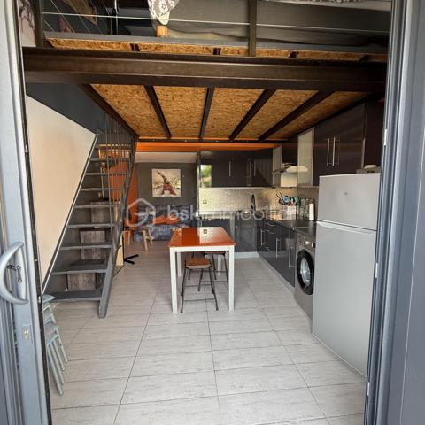 MAISON DE PLAGE – RÉSIDENCE LA GRANDE BLEUE À PORT-LEUCATE

Coup de cœur à deux pas de la mer Méditerranée !

Au sein de la résidence très recherchée La Grande Bleue, découvrez cette charmante maison de 28 m² (loi Carrez), idéale pour profiter pleinement du littoral dans un cadre privilégié.

Au rez-de-chaussée, vous trouverez une agréable pièce de vie avec cuisine équipée, espace salle à manger et coin salon, ainsi qu’une salle d’eau fonctionnelle avec douche, lavabo et toilettes

À l’étage, une mezzanine optimise l’espace nuit et offre un coin cosy avec placard de rangement.

À l’extérieur, laissez-vous séduire par une terrasse conviviale avec barbecue, parfaite pour vos moments de détente ensoleillés.

Vendu meublé, prêt à être habité ou loué immédiatement.

📍 Emplacement idéal, à seulement quelques pas de la plage, dans une résidence prisée de Port-Leucate.

Parfait pour une résidence secondaire ou un investissement locatif.

Un bien rare dans la résidence La Grande Bleue, à visiter sans tarder !