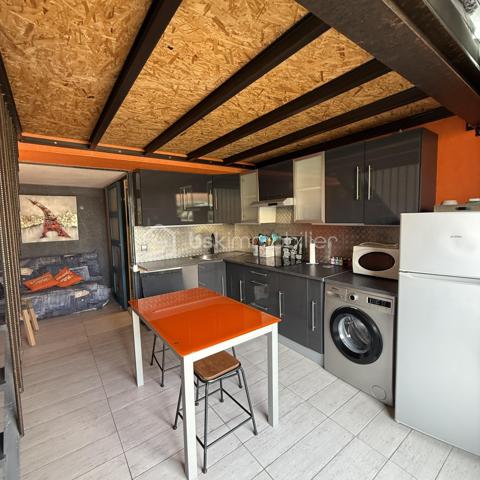 MAISON DE PLAGE – RÉSIDENCE LA GRANDE BLEUE À PORT-LEUCATE

Coup de cœur à deux pas de la mer Méditerranée !

Au sein de la résidence très recherchée La Grande Bleue, découvrez cette charmante maison de 28 m² (loi Carrez), idéale pour profiter pleinement du littoral dans un cadre privilégié.

Au rez-de-chaussée, vous trouverez une agréable pièce de vie avec cuisine équipée, espace salle à manger et coin salon, ainsi qu’une salle d’eau fonctionnelle avec douche, lavabo et toilettes

À l’étage, une mezzanine optimise l’espace nuit et offre un coin cosy avec placard de rangement.

À l’extérieur, laissez-vous séduire par une terrasse conviviale avec barbecue, parfaite pour vos moments de détente ensoleillés.

Vendu meublé, prêt à être habité ou loué immédiatement.

📍 Emplacement idéal, à seulement quelques pas de la plage, dans une résidence prisée de Port-Leucate.

Parfait pour une résidence secondaire ou un investissement locatif.

Un bien rare dans la résidence La Grande Bleue, à visiter sans tarder !