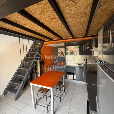 MAISON DE PLAGE – RÉSIDENCE LA GRANDE BLEUE À PORT-LEUCATE

Coup de cœur à deux pas de la mer Méditerranée !

Au sein de la résidence très recherchée La Grande Bleue, découvrez cette charmante maison de 28 m² (loi Carrez), idéale pour profiter pleinement du littoral dans un cadre privilégié.

Au rez-de-chaussée, vous trouverez une agréable pièce de vie avec cuisine équipée, espace salle à manger et coin salon, ainsi qu’une salle d’eau fonctionnelle avec douche, lavabo et toilettes

À l’étage, une mezzanine optimise l’espace nuit et offre un coin cosy avec placard de rangement.

À l’extérieur, laissez-vous séduire par une terrasse conviviale avec barbecue, parfaite pour vos moments de détente ensoleillés.

Vendu meublé, prêt à être habité ou loué immédiatement.

📍 Emplacement idéal, à seulement quelques pas de la plage, dans une résidence prisée de Port-Leucate.

Parfait pour une résidence secondaire ou un investissement locatif.

Un bien rare dans la résidence La Grande Bleue, à visiter sans tarder !