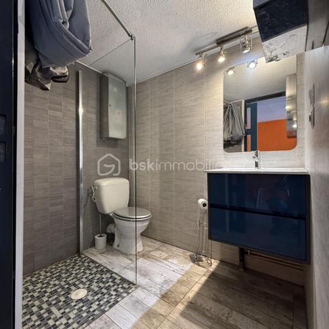 MAISON DE PLAGE – RÉSIDENCE LA GRANDE BLEUE À PORT-LEUCATE

Coup de cœur à deux pas de la mer Méditerranée !

Au sein de la résidence très recherchée La Grande Bleue, découvrez cette charmante maison de 28 m² (loi Carrez), idéale pour profiter pleinement du littoral dans un cadre privilégié.

Au rez-de-chaussée, vous trouverez une agréable pièce de vie avec cuisine équipée, espace salle à manger et coin salon, ainsi qu’une salle d’eau fonctionnelle avec douche, lavabo et toilettes

À l’étage, une mezzanine optimise l’espace nuit et offre un coin cosy avec placard de rangement.

À l’extérieur, laissez-vous séduire par une terrasse conviviale avec barbecue, parfaite pour vos moments de détente ensoleillés.

Vendu meublé, prêt à être habité ou loué immédiatement.

📍 Emplacement idéal, à seulement quelques pas de la plage, dans une résidence prisée de Port-Leucate.

Parfait pour une résidence secondaire ou un investissement locatif.

Un bien rare dans la résidence La Grande Bleue, à visiter sans tarder !