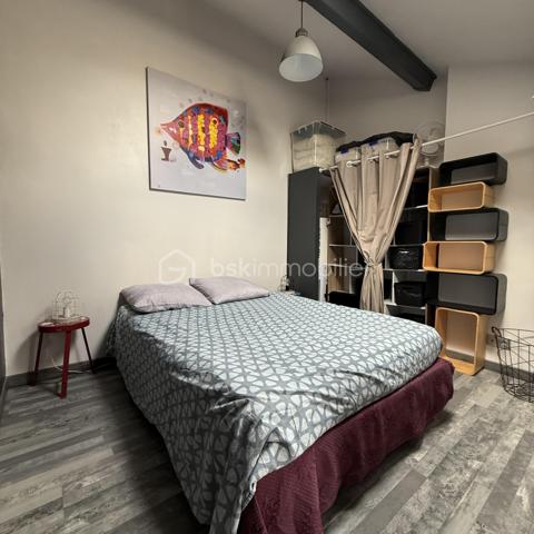 MAISON DE PLAGE – RÉSIDENCE LA GRANDE BLEUE À PORT-LEUCATE

Coup de cœur à deux pas de la mer Méditerranée !

Au sein de la résidence très recherchée La Grande Bleue, découvrez cette charmante maison de 28 m² (loi Carrez), idéale pour profiter pleinement du littoral dans un cadre privilégié.

Au rez-de-chaussée, vous trouverez une agréable pièce de vie avec cuisine équipée, espace salle à manger et coin salon, ainsi qu’une salle d’eau fonctionnelle avec douche, lavabo et toilettes

À l’étage, une mezzanine optimise l’espace nuit et offre un coin cosy avec placard de rangement.

À l’extérieur, laissez-vous séduire par une terrasse conviviale avec barbecue, parfaite pour vos moments de détente ensoleillés.

Vendu meublé, prêt à être habité ou loué immédiatement.

📍 Emplacement idéal, à seulement quelques pas de la plage, dans une résidence prisée de Port-Leucate.

Parfait pour une résidence secondaire ou un investissement locatif.

Un bien rare dans la résidence La Grande Bleue, à visiter sans tarder !