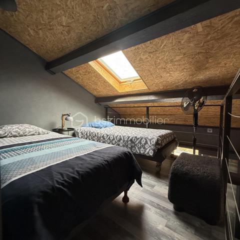 MAISON DE PLAGE – RÉSIDENCE LA GRANDE BLEUE À PORT-LEUCATE

Coup de cœur à deux pas de la mer Méditerranée !

Au sein de la résidence très recherchée La Grande Bleue, découvrez cette charmante maison de 28 m² (loi Carrez), idéale pour profiter pleinement du littoral dans un cadre privilégié.

Au rez-de-chaussée, vous trouverez une agréable pièce de vie avec cuisine équipée, espace salle à manger et coin salon, ainsi qu’une salle d’eau fonctionnelle avec douche, lavabo et toilettes

À l’étage, une mezzanine optimise l’espace nuit et offre un coin cosy avec placard de rangement.

À l’extérieur, laissez-vous séduire par une terrasse conviviale avec barbecue, parfaite pour vos moments de détente ensoleillés.

Vendu meublé, prêt à être habité ou loué immédiatement.

📍 Emplacement idéal, à seulement quelques pas de la plage, dans une résidence prisée de Port-Leucate.

Parfait pour une résidence secondaire ou un investissement locatif.

Un bien rare dans la résidence La Grande Bleue, à visiter sans tarder !