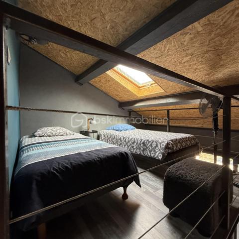 MAISON DE PLAGE – RÉSIDENCE LA GRANDE BLEUE À PORT-LEUCATE

Coup de cœur à deux pas de la mer Méditerranée !

Au sein de la résidence très recherchée La Grande Bleue, découvrez cette charmante maison de 28 m² (loi Carrez), idéale pour profiter pleinement du littoral dans un cadre privilégié.

Au rez-de-chaussée, vous trouverez une agréable pièce de vie avec cuisine équipée, espace salle à manger et coin salon, ainsi qu’une salle d’eau fonctionnelle avec douche, lavabo et toilettes

À l’étage, une mezzanine optimise l’espace nuit et offre un coin cosy avec placard de rangement.

À l’extérieur, laissez-vous séduire par une terrasse conviviale avec barbecue, parfaite pour vos moments de détente ensoleillés.

Vendu meublé, prêt à être habité ou loué immédiatement.

📍 Emplacement idéal, à seulement quelques pas de la plage, dans une résidence prisée de Port-Leucate.

Parfait pour une résidence secondaire ou un investissement locatif.

Un bien rare dans la résidence La Grande Bleue, à visiter sans tarder !