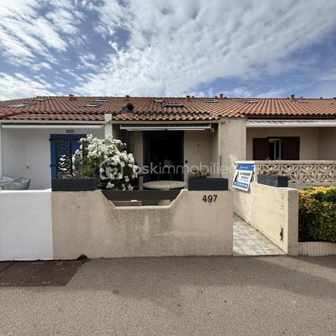 MAISON DE PLAGE – RÉSIDENCE LA GRANDE BLEUE À PORT-LEUCATE

Coup de cœur à deux pas de la mer Méditerranée !

Au sein de la résidence très recherchée La Grande Bleue, découvrez cette charmante maison de 28 m² (loi Carrez), idéale pour profiter pleinement du littoral dans un cadre privilégié.

Au rez-de-chaussée, vous trouverez une agréable pièce de vie avec cuisine équipée, espace salle à manger et coin salon, ainsi qu’une salle d’eau fonctionnelle avec douche, lavabo et toilettes

À l’étage, une mezzanine optimise l’espace nuit et offre un coin cosy avec placard de rangement.

À l’extérieur, laissez-vous séduire par une terrasse conviviale avec barbecue, parfaite pour vos moments de détente ensoleillés.

Vendu meublé, prêt à être habité ou loué immédiatement.

📍 Emplacement idéal, à seulement quelques pas de la plage, dans une résidence prisée de Port-Leucate.

Parfait pour une résidence secondaire ou un investissement locatif.

Un bien rare dans la résidence La Grande Bleue, à visiter sans tarder !