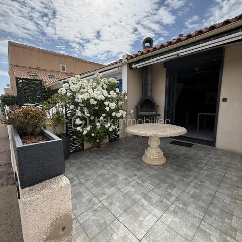 MAISON DE PLAGE – RÉSIDENCE LA GRANDE BLEUE À PORT-LEUCATE

Coup de cœur à deux pas de la mer Méditerranée !

Au sein de la résidence très recherchée La Grande Bleue, découvrez cette charmante maison de 28 m² (loi Carrez), idéale pour profiter pleinement du littoral dans un cadre privilégié.

Au rez-de-chaussée, vous trouverez une agréable pièce de vie avec cuisine équipée, espace salle à manger et coin salon, ainsi qu’une salle d’eau fonctionnelle avec douche, lavabo et toilettes

À l’étage, une mezzanine optimise l’espace nuit et offre un coin cosy avec placard de rangement.

À l’extérieur, laissez-vous séduire par une terrasse conviviale avec barbecue, parfaite pour vos moments de détente ensoleillés.

Vendu meublé, prêt à être habité ou loué immédiatement.

📍 Emplacement idéal, à seulement quelques pas de la plage, dans une résidence prisée de Port-Leucate.

Parfait pour une résidence secondaire ou un investissement locatif.

Un bien rare dans la résidence La Grande Bleue, à visiter sans tarder !
