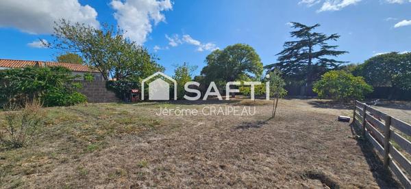 Terrain constructible d’environ 500 m² – emplacement calme.