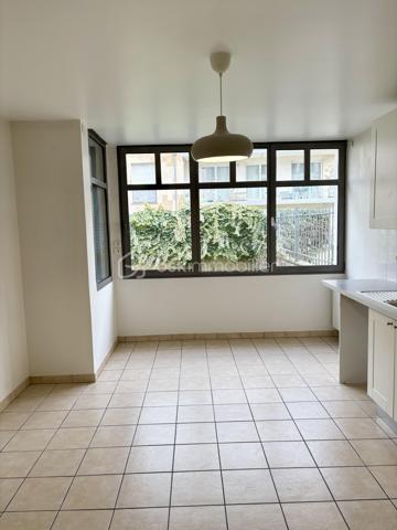 Découvrez cette somptueuse maison de ville nichée au cœur de l’Hyper centre-ville de Reims, offrant une vie urbaine calme et sereine. Érigée en 2005, cette maison de 192m² répartie sur 3 niveaux propose 7 pièces dont 5 chambres, parfait pour une famille en quête d'espace et de confort.
Vous êtes en hyper centre avec tous les commerces à proximité et vous vivez dans endroit paisible. 
Copropriété très sécurisée .
Cette demeure exquise arbore un agencement intérieur optimisé. Profitez d'un vaste séjour baigné de lumière et d'une cuisine aménagée moderne. Avec une  salle de bains, une salle d'eau, et des WC séparés, le confort est de mise. Les fenêtres en double vitrage assurent une isolation thermique optimale, tout comme le chauffage individuel au gaz.
Nombreux placards et lingerie.  Taxe foncière 3300 euros 
À l'extérieur, une terrasse privée et un garage  en sous sol sécurisé s'ajoutent à la qualité de vie. L'ambiance calme, sans vis-à-vis, promet des moments de détente.
Écoles maternelles et primaires à quelques mètres. 
Les équipements de qualité incluent un digicode et un interphone pour plus de sécurité. Située à proximité de l’arrêt "Buirette", cette maison facilite l’accès aux transports en commun, gare de reims ,commerces, et écoles environnantes, idéale pour une vie quotidienne pratique. Ne manquez pas cette opportunité coup de cœur avec la mandataire Nathalie Gomes pour vous accompagner dans cette vente exceptionnelle.