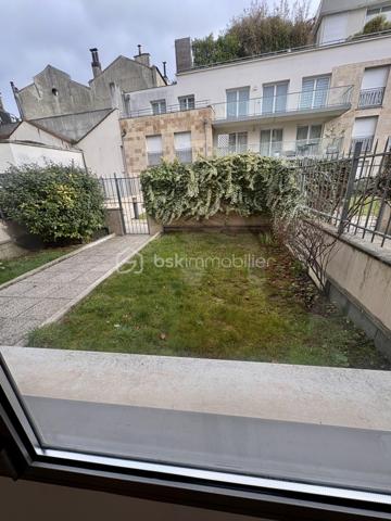 Découvrez cette somptueuse maison de ville nichée au cœur de l’Hyper centre-ville de Reims, offrant une vie urbaine calme et sereine. Érigée en 2005, cette maison de 192m² répartie sur 3 niveaux propose 7 pièces dont 5 chambres, parfait pour une famille en quête d'espace et de confort.
Vous êtes en hyper centre avec tous les commerces à proximité et vous vivez dans endroit paisible. 
Copropriété très sécurisée .
Cette demeure exquise arbore un agencement intérieur optimisé. Profitez d'un vaste séjour baigné de lumière et d'une cuisine aménagée moderne. Avec une  salle de bains, une salle d'eau, et des WC séparés, le confort est de mise. Les fenêtres en double vitrage assurent une isolation thermique optimale, tout comme le chauffage individuel au gaz.
Nombreux placards et lingerie.  Taxe foncière 3300 euros 
À l'extérieur, une terrasse privée et un garage  en sous sol sécurisé s'ajoutent à la qualité de vie. L'ambiance calme, sans vis-à-vis, promet des moments de détente.
Écoles maternelles et primaires à quelques mètres. 
Les équipements de qualité incluent un digicode et un interphone pour plus de sécurité. Située à proximité de l’arrêt "Buirette", cette maison facilite l’accès aux transports en commun, gare de reims ,commerces, et écoles environnantes, idéale pour une vie quotidienne pratique. Ne manquez pas cette opportunité coup de cœur avec la mandataire Nathalie Gomes pour vous accompagner dans cette vente exceptionnelle.