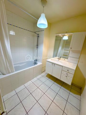 Découvrez cette somptueuse maison de ville nichée au cœur de l’Hyper centre-ville de Reims, offrant une vie urbaine calme et sereine. Érigée en 2005, cette maison de 192m² répartie sur 3 niveaux propose 7 pièces dont 5 chambres, parfait pour une famille en quête d'espace et de confort.
Vous êtes en hyper centre avec tous les commerces à proximité et vous vivez dans endroit paisible. 
Copropriété très sécurisée .
Cette demeure exquise arbore un agencement intérieur optimisé. Profitez d'un vaste séjour baigné de lumière et d'une cuisine aménagée moderne. Avec une  salle de bains, une salle d'eau, et des WC séparés, le confort est de mise. Les fenêtres en double vitrage assurent une isolation thermique optimale, tout comme le chauffage individuel au gaz.
Nombreux placards et lingerie.  Taxe foncière 3300 euros 
À l'extérieur, une terrasse privée et un garage  en sous sol sécurisé s'ajoutent à la qualité de vie. L'ambiance calme, sans vis-à-vis, promet des moments de détente.
Écoles maternelles et primaires à quelques mètres. 
Les équipements de qualité incluent un digicode et un interphone pour plus de sécurité. Située à proximité de l’arrêt "Buirette", cette maison facilite l’accès aux transports en commun, gare de reims ,commerces, et écoles environnantes, idéale pour une vie quotidienne pratique. Ne manquez pas cette opportunité coup de cœur avec la mandataire Nathalie Gomes pour vous accompagner dans cette vente exceptionnelle.