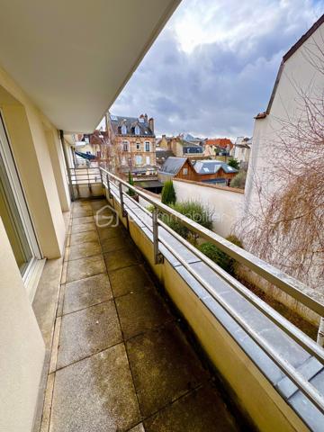 Découvrez cette somptueuse maison de ville nichée au cœur de l’Hyper centre-ville de Reims, offrant une vie urbaine calme et sereine. Érigée en 2005, cette maison de 192m² répartie sur 3 niveaux propose 7 pièces dont 5 chambres, parfait pour une famille en quête d'espace et de confort.
Vous êtes en hyper centre avec tous les commerces à proximité et vous vivez dans endroit paisible. 
Copropriété très sécurisée .
Cette demeure exquise arbore un agencement intérieur optimisé. Profitez d'un vaste séjour baigné de lumière et d'une cuisine aménagée moderne. Avec une  salle de bains, une salle d'eau, et des WC séparés, le confort est de mise. Les fenêtres en double vitrage assurent une isolation thermique optimale, tout comme le chauffage individuel au gaz.
Nombreux placards et lingerie.  Taxe foncière 3300 euros 
À l'extérieur, une terrasse privée et un garage  en sous sol sécurisé s'ajoutent à la qualité de vie. L'ambiance calme, sans vis-à-vis, promet des moments de détente.
Écoles maternelles et primaires à quelques mètres. 
Les équipements de qualité incluent un digicode et un interphone pour plus de sécurité. Située à proximité de l’arrêt "Buirette", cette maison facilite l’accès aux transports en commun, gare de reims ,commerces, et écoles environnantes, idéale pour une vie quotidienne pratique. Ne manquez pas cette opportunité coup de cœur avec la mandataire Nathalie Gomes pour vous accompagner dans cette vente exceptionnelle.