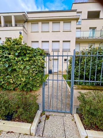 Découvrez cette somptueuse maison de ville nichée au cœur de l’Hyper centre-ville de Reims, offrant une vie urbaine calme et sereine. Érigée en 2005, cette maison de 192m² répartie sur 3 niveaux propose 7 pièces dont 5 chambres, parfait pour une famille en quête d'espace et de confort.
Vous êtes en hyper centre avec tous les commerces à proximité et vous vivez dans endroit paisible. 
Copropriété très sécurisée .
Cette demeure exquise arbore un agencement intérieur optimisé. Profitez d'un vaste séjour baigné de lumière et d'une cuisine aménagée moderne. Avec une  salle de bains, une salle d'eau, et des WC séparés, le confort est de mise. Les fenêtres en double vitrage assurent une isolation thermique optimale, tout comme le chauffage individuel au gaz.
Nombreux placards et lingerie.  Taxe foncière 3300 euros 
À l'extérieur, une terrasse privée et un garage  en sous sol sécurisé s'ajoutent à la qualité de vie. L'ambiance calme, sans vis-à-vis, promet des moments de détente.
Écoles maternelles et primaires à quelques mètres. 
Les équipements de qualité incluent un digicode et un interphone pour plus de sécurité. Située à proximité de l’arrêt "Buirette", cette maison facilite l’accès aux transports en commun, gare de reims ,commerces, et écoles environnantes, idéale pour une vie quotidienne pratique. Ne manquez pas cette opportunité coup de cœur avec la mandataire Nathalie Gomes pour vous accompagner dans cette vente exceptionnelle.
