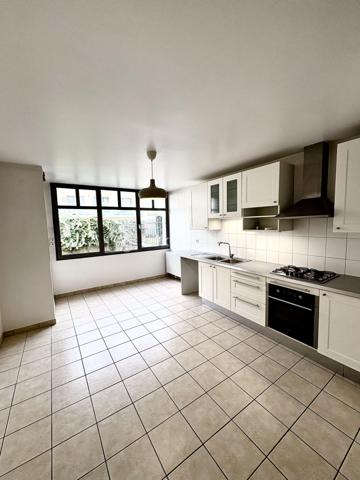 Découvrez cette somptueuse maison de ville nichée au cœur de l’Hyper centre-ville de Reims, offrant une vie urbaine calme et sereine. Érigée en 2005, cette maison de 192m² répartie sur 3 niveaux propose 7 pièces dont 5 chambres, parfait pour une famille en quête d'espace et de confort.
Vous êtes en hyper centre avec tous les commerces à proximité et vous vivez dans endroit paisible. 
Copropriété très sécurisée .
Cette demeure exquise arbore un agencement intérieur optimisé. Profitez d'un vaste séjour baigné de lumière et d'une cuisine aménagée moderne. Avec une  salle de bains, une salle d'eau, et des WC séparés, le confort est de mise. Les fenêtres en double vitrage assurent une isolation thermique optimale, tout comme le chauffage individuel au gaz.
Nombreux placards et lingerie.  Taxe foncière 3300 euros 
À l'extérieur, une terrasse privée et un garage  en sous sol sécurisé s'ajoutent à la qualité de vie. L'ambiance calme, sans vis-à-vis, promet des moments de détente.
Écoles maternelles et primaires à quelques mètres. 
Les équipements de qualité incluent un digicode et un interphone pour plus de sécurité. Située à proximité de l’arrêt "Buirette", cette maison facilite l’accès aux transports en commun, gare de reims ,commerces, et écoles environnantes, idéale pour une vie quotidienne pratique. Ne manquez pas cette opportunité coup de cœur avec la mandataire Nathalie Gomes pour vous accompagner dans cette vente exceptionnelle.