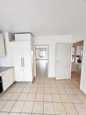 Découvrez cette somptueuse maison de ville nichée au cœur de l’Hyper centre-ville de Reims, offrant une vie urbaine calme et sereine. Érigée en 2005, cette maison de 192m² répartie sur 3 niveaux propose 7 pièces dont 5 chambres, parfait pour une famille en quête d'espace et de confort.
Vous êtes en hyper centre avec tous les commerces à proximité et vous vivez dans endroit paisible. 
Copropriété très sécurisée .
Cette demeure exquise arbore un agencement intérieur optimisé. Profitez d'un vaste séjour baigné de lumière et d'une cuisine aménagée moderne. Avec une  salle de bains, une salle d'eau, et des WC séparés, le confort est de mise. Les fenêtres en double vitrage assurent une isolation thermique optimale, tout comme le chauffage individuel au gaz.
Nombreux placards et lingerie.  Taxe foncière 3300 euros 
À l'extérieur, une terrasse privée et un garage  en sous sol sécurisé s'ajoutent à la qualité de vie. L'ambiance calme, sans vis-à-vis, promet des moments de détente.
Écoles maternelles et primaires à quelques mètres. 
Les équipements de qualité incluent un digicode et un interphone pour plus de sécurité. Située à proximité de l’arrêt "Buirette", cette maison facilite l’accès aux transports en commun, gare de reims ,commerces, et écoles environnantes, idéale pour une vie quotidienne pratique. Ne manquez pas cette opportunité coup de cœur avec la mandataire Nathalie Gomes pour vous accompagner dans cette vente exceptionnelle.