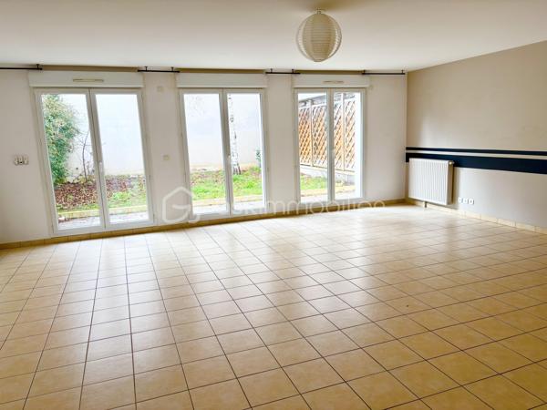 Découvrez cette somptueuse maison de ville nichée au cœur de l’Hyper centre-ville de Reims, offrant une vie urbaine calme et sereine. Érigée en 2005, cette maison de 192m² répartie sur 3 niveaux propose 7 pièces dont 5 chambres, parfait pour une famille en quête d'espace et de confort.
Vous êtes en hyper centre avec tous les commerces à proximité et vous vivez dans endroit paisible. 
Copropriété très sécurisée .
Cette demeure exquise arbore un agencement intérieur optimisé. Profitez d'un vaste séjour baigné de lumière et d'une cuisine aménagée moderne. Avec une  salle de bains, une salle d'eau, et des WC séparés, le confort est de mise. Les fenêtres en double vitrage assurent une isolation thermique optimale, tout comme le chauffage individuel au gaz.
Nombreux placards et lingerie.  Taxe foncière 3300 euros 
À l'extérieur, une terrasse privée et un garage  en sous sol sécurisé s'ajoutent à la qualité de vie. L'ambiance calme, sans vis-à-vis, promet des moments de détente.
Écoles maternelles et primaires à quelques mètres. 
Les équipements de qualité incluent un digicode et un interphone pour plus de sécurité. Située à proximité de l’arrêt "Buirette", cette maison facilite l’accès aux transports en commun, gare de reims ,commerces, et écoles environnantes, idéale pour une vie quotidienne pratique. Ne manquez pas cette opportunité coup de cœur avec la mandataire Nathalie Gomes pour vous accompagner dans cette vente exceptionnelle.
