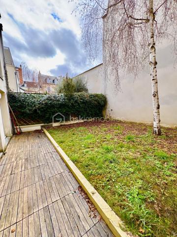 Découvrez cette somptueuse maison de ville nichée au cœur de l’Hyper centre-ville de Reims, offrant une vie urbaine calme et sereine. Érigée en 2005, cette maison de 192m² répartie sur 3 niveaux propose 7 pièces dont 5 chambres, parfait pour une famille en quête d'espace et de confort.
Vous êtes en hyper centre avec tous les commerces à proximité et vous vivez dans endroit paisible. 
Copropriété très sécurisée .
Cette demeure exquise arbore un agencement intérieur optimisé. Profitez d'un vaste séjour baigné de lumière et d'une cuisine aménagée moderne. Avec une  salle de bains, une salle d'eau, et des WC séparés, le confort est de mise. Les fenêtres en double vitrage assurent une isolation thermique optimale, tout comme le chauffage individuel au gaz.
Nombreux placards et lingerie.  Taxe foncière 3300 euros 
À l'extérieur, une terrasse privée et un garage  en sous sol sécurisé s'ajoutent à la qualité de vie. L'ambiance calme, sans vis-à-vis, promet des moments de détente.
Écoles maternelles et primaires à quelques mètres. 
Les équipements de qualité incluent un digicode et un interphone pour plus de sécurité. Située à proximité de l’arrêt "Buirette", cette maison facilite l’accès aux transports en commun, gare de reims ,commerces, et écoles environnantes, idéale pour une vie quotidienne pratique. Ne manquez pas cette opportunité coup de cœur avec la mandataire Nathalie Gomes pour vous accompagner dans cette vente exceptionnelle.