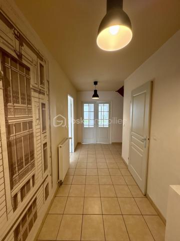 Découvrez cette somptueuse maison de ville nichée au cœur de l’Hyper centre-ville de Reims, offrant une vie urbaine calme et sereine. Érigée en 2005, cette maison de 192m² répartie sur 3 niveaux propose 7 pièces dont 5 chambres, parfait pour une famille en quête d'espace et de confort.
Vous êtes en hyper centre avec tous les commerces à proximité et vous vivez dans endroit paisible. 
Copropriété très sécurisée .
Cette demeure exquise arbore un agencement intérieur optimisé. Profitez d'un vaste séjour baigné de lumière et d'une cuisine aménagée moderne. Avec une  salle de bains, une salle d'eau, et des WC séparés, le confort est de mise. Les fenêtres en double vitrage assurent une isolation thermique optimale, tout comme le chauffage individuel au gaz.
Nombreux placards et lingerie.  Taxe foncière 3300 euros 
À l'extérieur, une terrasse privée et un garage  en sous sol sécurisé s'ajoutent à la qualité de vie. L'ambiance calme, sans vis-à-vis, promet des moments de détente.
Écoles maternelles et primaires à quelques mètres. 
Les équipements de qualité incluent un digicode et un interphone pour plus de sécurité. Située à proximité de l’arrêt "Buirette", cette maison facilite l’accès aux transports en commun, gare de reims ,commerces, et écoles environnantes, idéale pour une vie quotidienne pratique. Ne manquez pas cette opportunité coup de cœur avec la mandataire Nathalie Gomes pour vous accompagner dans cette vente exceptionnelle.