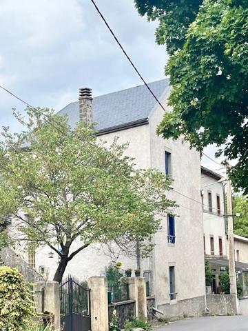 Immeuble de 5 appartements, 2 garages  et 2 greniers à Saint Nectaire