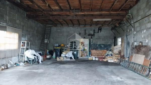 Maison à rénover avec grands volumes et dépendances ? Fort potentiel