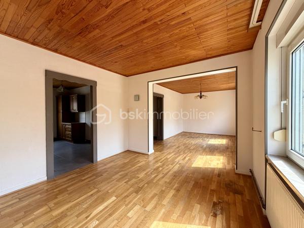 Au cœur du village prisé de Puttelange-aux-Lacs, venez découvrir ce superbe duplex idéalement situé, à deux pas des commerces, des écoles et de l’ensemble des commodités.

Avec ses 126 m² répartis sur deux niveaux, ce duplex atypique séduit par ses volumes généreux et sa luminosité naturelle qui baigne chaque espace.

Au premier niveau, vous découvrirez un salon et un séjour communicants, avec un accès direct à la cuisine — un agencement idéal pour partager des moments conviviaux en famille ou entre amis. La cuisine, fonctionnelle et accueillante, est prête à révéler vos talents culinaires. Ce niveau comprend également deux chambres confortables ainsi qu’une salle d’eau.

Au deuxième niveau, vous trouverez deux chambres supplémentaires, un WC indépendant, une buanderie, ainsi qu’une pièce pouvant être aménagée en espace de rangement. Un grenier complète ce niveau et offre une solution de stockage supplémentaire.

Pour parfaire votre confort, vous disposerez d'un garage, d'une cave et d'un jardin idéalement exposé pour vos longues soirées d'été en famille ou entre amis.

Contactez-moi dès maintenant pour organiser une visite et laissez-vous séduire par ce duplex plein de caractère.