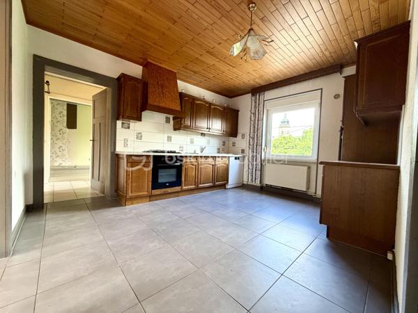 Au cœur du village prisé de Puttelange-aux-Lacs, venez découvrir ce superbe duplex idéalement situé, à deux pas des commerces, des écoles et de l’ensemble des commodités.

Avec ses 126 m² répartis sur deux niveaux, ce duplex atypique séduit par ses volumes généreux et sa luminosité naturelle qui baigne chaque espace.

Au premier niveau, vous découvrirez un salon et un séjour communicants, avec un accès direct à la cuisine — un agencement idéal pour partager des moments conviviaux en famille ou entre amis. La cuisine, fonctionnelle et accueillante, est prête à révéler vos talents culinaires. Ce niveau comprend également deux chambres confortables ainsi qu’une salle d’eau.

Au deuxième niveau, vous trouverez deux chambres supplémentaires, un WC indépendant, une buanderie, ainsi qu’une pièce pouvant être aménagée en espace de rangement. Un grenier complète ce niveau et offre une solution de stockage supplémentaire.

Pour parfaire votre confort, vous disposerez d'un garage, d'une cave et d'un jardin idéalement exposé pour vos longues soirées d'été en famille ou entre amis.

Contactez-moi dès maintenant pour organiser une visite et laissez-vous séduire par ce duplex plein de caractère.