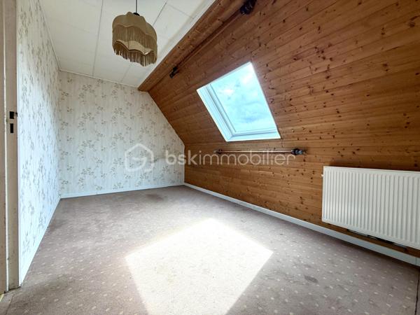 Au cœur du village prisé de Puttelange-aux-Lacs, venez découvrir ce superbe duplex idéalement situé, à deux pas des commerces, des écoles et de l’ensemble des commodités.

Avec ses 126 m² répartis sur deux niveaux, ce duplex atypique séduit par ses volumes généreux et sa luminosité naturelle qui baigne chaque espace.

Au premier niveau, vous découvrirez un salon et un séjour communicants, avec un accès direct à la cuisine — un agencement idéal pour partager des moments conviviaux en famille ou entre amis. La cuisine, fonctionnelle et accueillante, est prête à révéler vos talents culinaires. Ce niveau comprend également deux chambres confortables ainsi qu’une salle d’eau.

Au deuxième niveau, vous trouverez deux chambres supplémentaires, un WC indépendant, une buanderie, ainsi qu’une pièce pouvant être aménagée en espace de rangement. Un grenier complète ce niveau et offre une solution de stockage supplémentaire.

Pour parfaire votre confort, vous disposerez d'un garage, d'une cave et d'un jardin idéalement exposé pour vos longues soirées d'été en famille ou entre amis.

Contactez-moi dès maintenant pour organiser une visite et laissez-vous séduire par ce duplex plein de caractère.